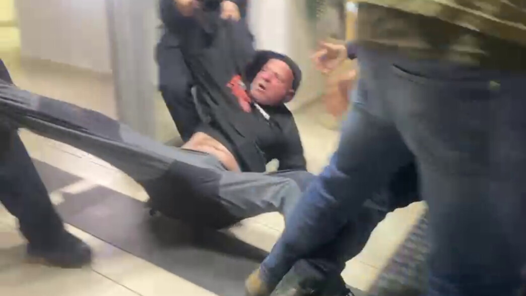 הפגנה מחוץ לתחנת משטרת גלילות, מפגין נעצר