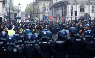 מפגינים בפריז נגד רפורמת הפנסיות (צילום: reuters)