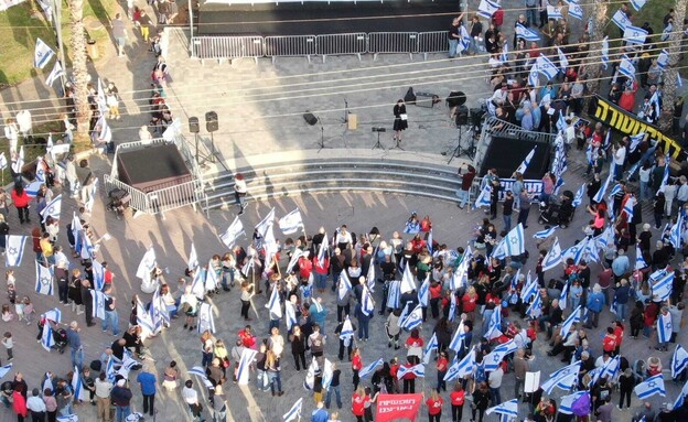 הפגנה ברמת השרון (צילום: שי קוריאנסקי)