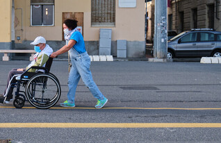 אחות מסיעה קשיש בכסא גלגלים (צילום: LS_Studio, shutterstock)