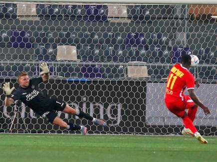 בצד השני אשדוד קיבלה פנדל (צילום: אלן שיבר)