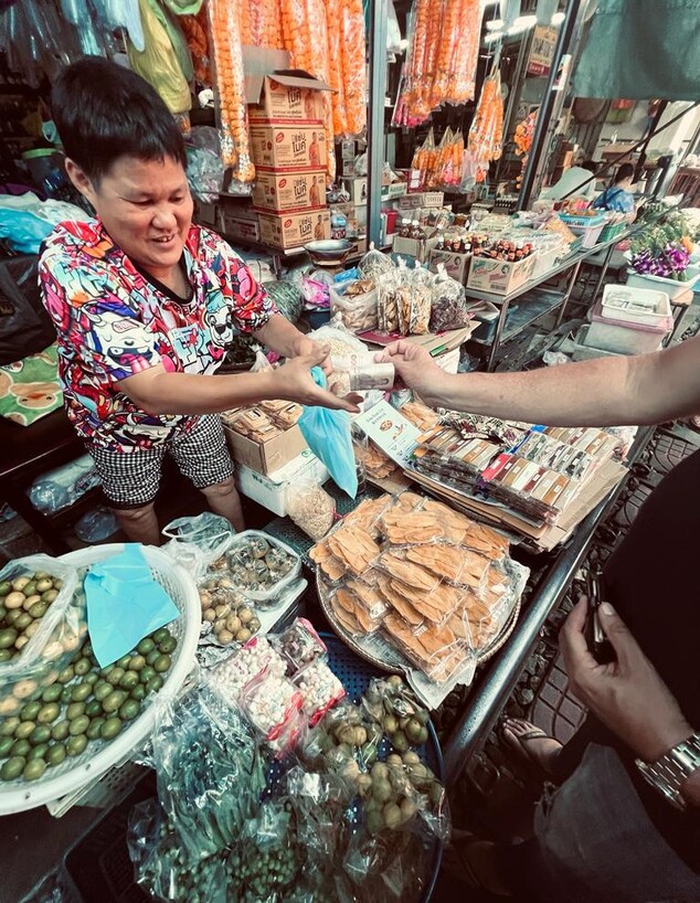 שווקים גדולים ביום ובלילה כמיטב המסורת התאילנדית (צילום: ליאת כהן רביב)
