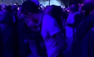 שון מנדס וקמילה קביו מתנשקים בפסטיבל קואצ'לה (צילום: twitter)