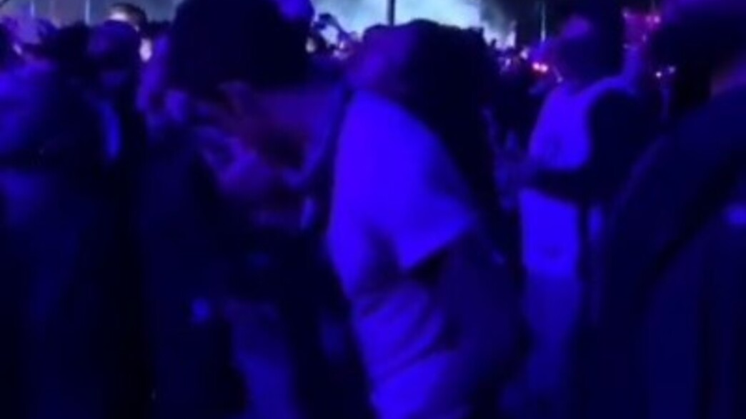 שון מנדס וקמילה קביו מתנשקים בפסטיבל קואצ'לה (צילום: twitter)