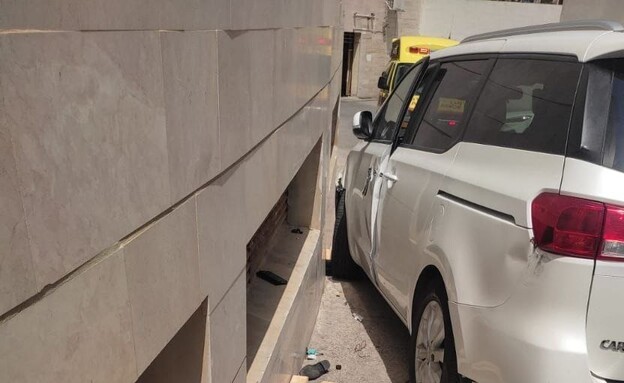 אישה נפגעה מרכב שהידרדר באשדוד (צילום: תיעוד מבצעי כבאות והצלה)