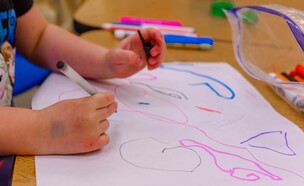 ילד מצייר (צילום: unsplash)