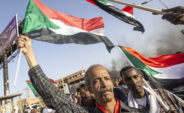 הפגנות בסודאן בעקבות המשבר הפוליטי (צילום: Mahmoud Hjaj/Anadolu Agency via Getty Images)