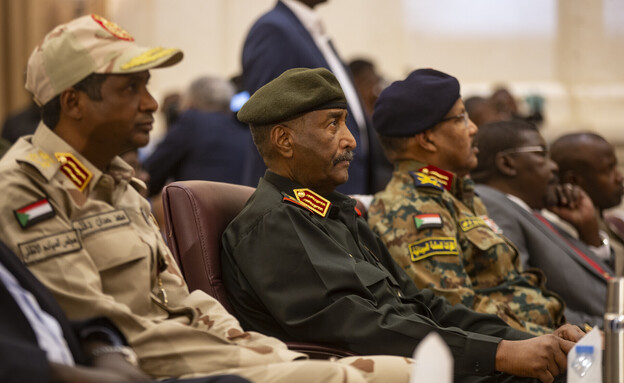 גנרל חמדתי לצידו של גנרל בורהאן בסודאן (צילום: Mahmoud Hjaj/Anadolu Agency via Getty Images)