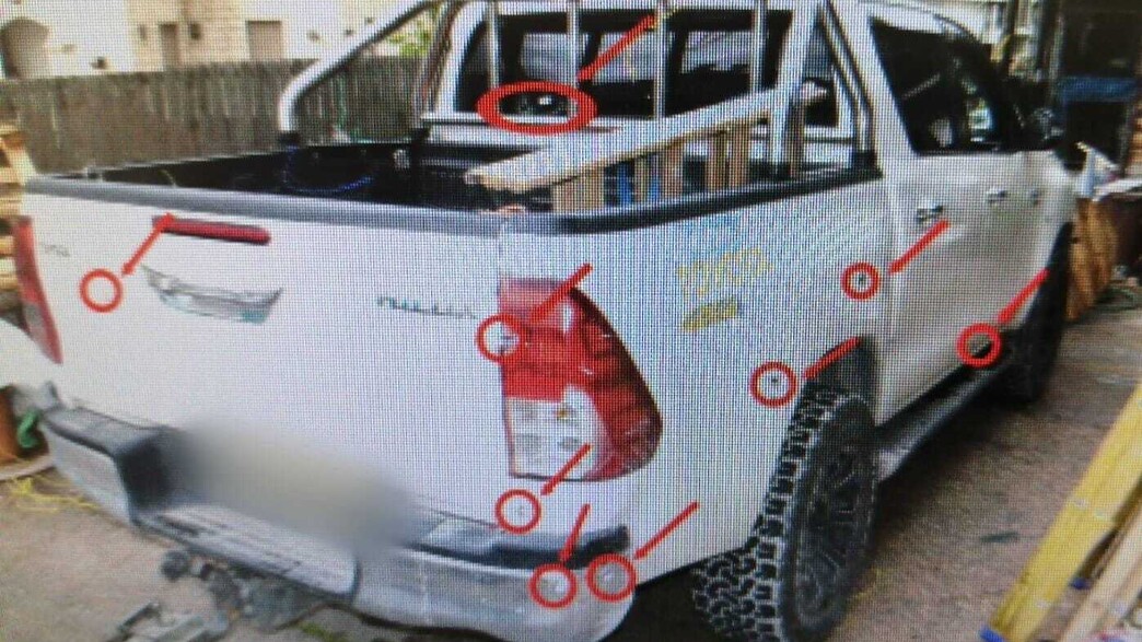רכבו של הקבלן מחורר מיריות (צילום: דוברות המשטרה)