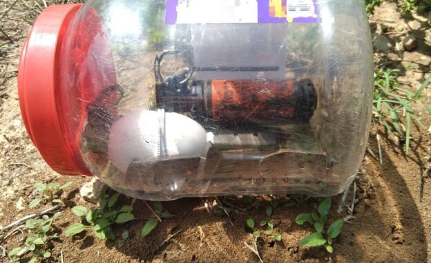 מצאו פריטי אמל"ח שהוסלקו בחצר בית ספר בלוד (צילום: דוברות המשטרה)