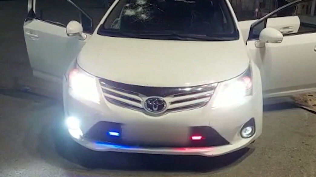 אורות של ניידת ברכב גנוב (צילום: דוברות המשטרה)