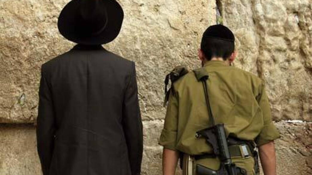 חרדי וחייל בכותל, משחור לירוק