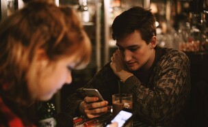 אנשים מסתכלים על הטלפון (צילום: jacob ufkes-unsplash)