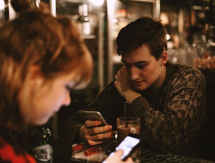 אנשים מסתכלים על הטלפון (צילום: jacob ufkes-unsplash)