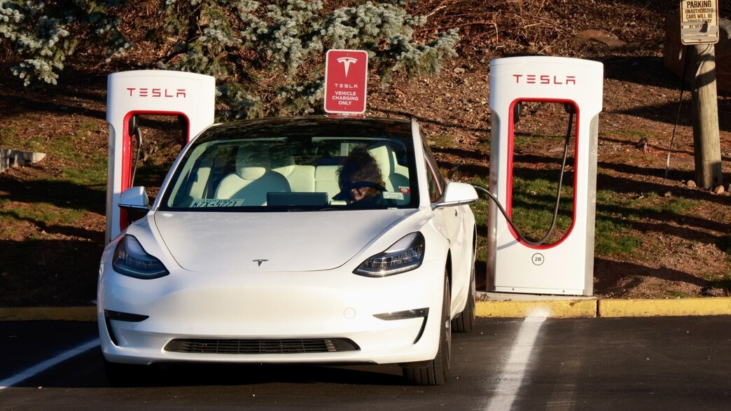 רכב של טסלה בהטענה רכב של טסלה בהטענה