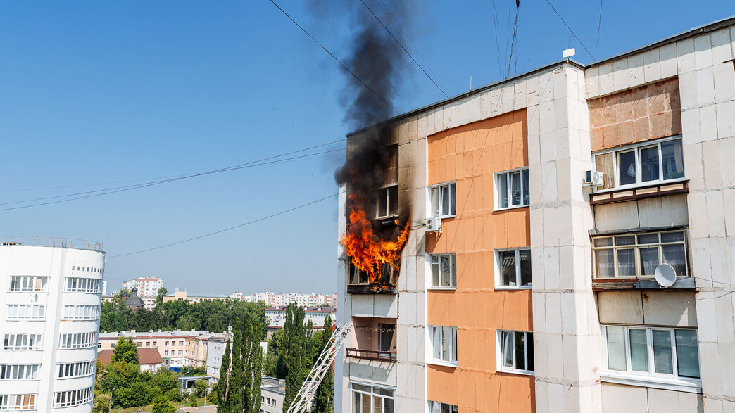 שריפה, בניין מגורים (צילום: Aleksey Matrenin, shutterstock)
