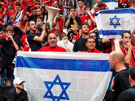 הקהל האדום בטירוף בארנה (אלן שיבר) (צילום: ספורט 5)