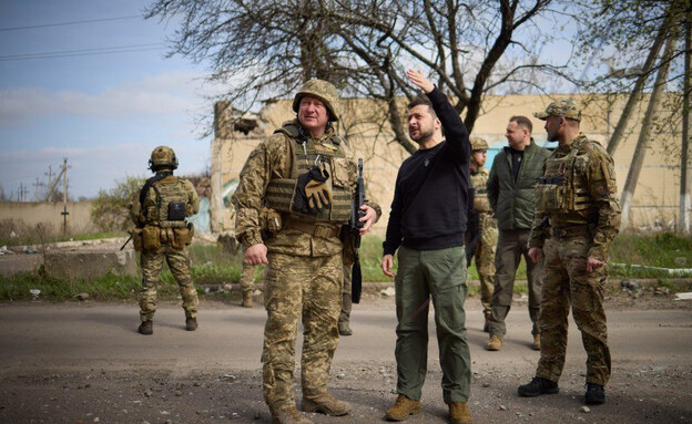 נשיא אוקראינה זלנסקי בביקור בחזית הלחימה בדונייצק (צילום: לשכת נשיא אוקראינה זלנסקי)