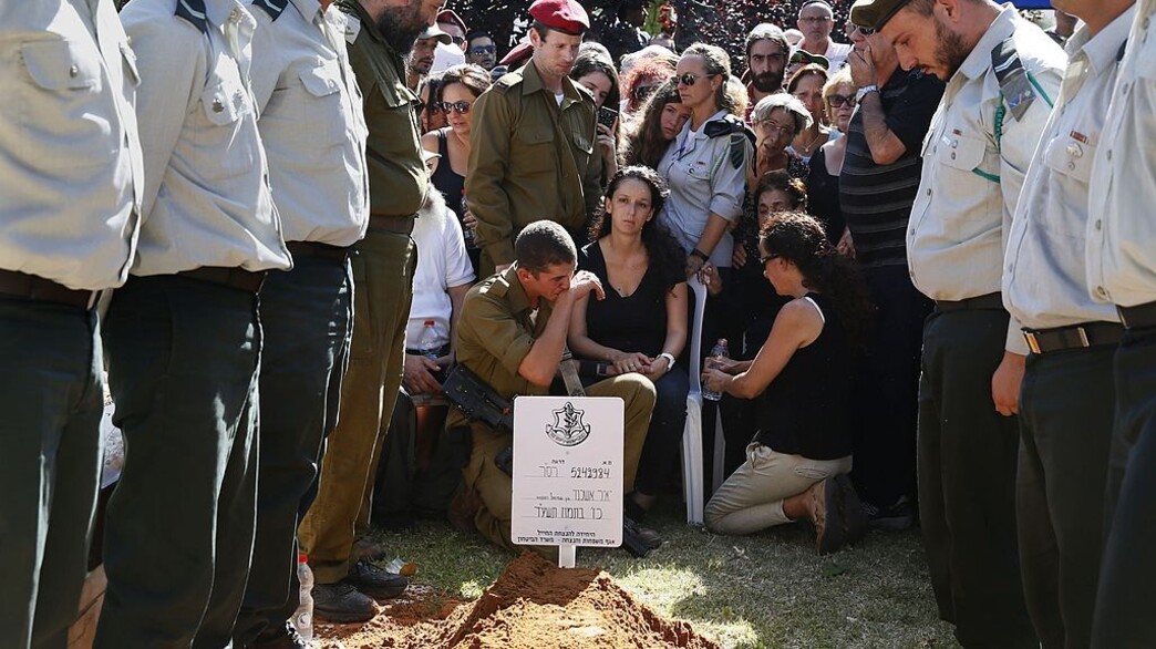 האלמנה בלווייתו של הלוחם במיל' ז''ל (צילום: Gali Tibbon/AFP/GettyImages)