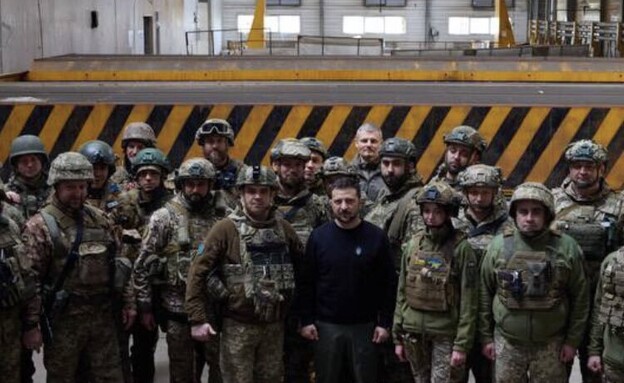 נשיא אוקראינה זלנסקי בביקור בחזית במחוז דונייצק (צילום: לשכת נשיא אוקראינה זלנסקי)