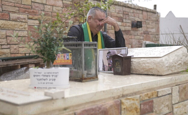 ברוך בן יגאל על הקבר שלו בנו עמית ז"ל (צילום: n12)