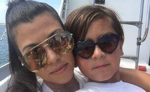 קורטני קרדשיאן ובנה הבכור מייסון דיסיק (צילום: instagram)