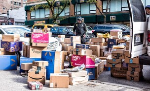 משלוחים של חבילות בניו יורק (צילום: Andriy Blokhin, shutterstock)