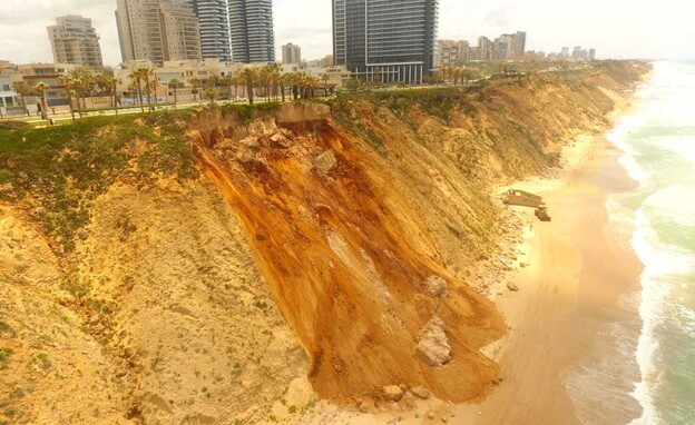 מצוק שקרס על חוף נתניה (צילום: מעגן)