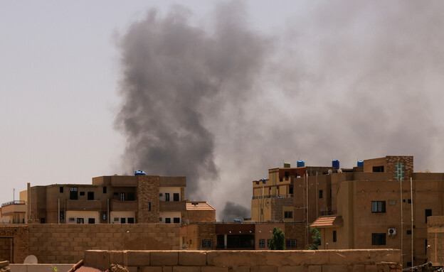 עשן מיתמר מעל מבנים בבירת סודאן ח'רטום (צילום: reuters)