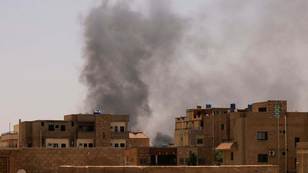 עשן מיתמר מעל מבנים בבירת סודאן ח'רטום