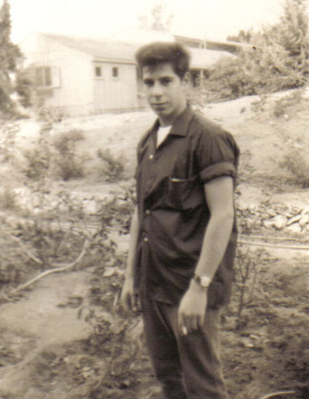 יואל בן 17 ליד החדר של ההורים בגבעת ברנר 1967 (צילום: באדיבות המשפחה)