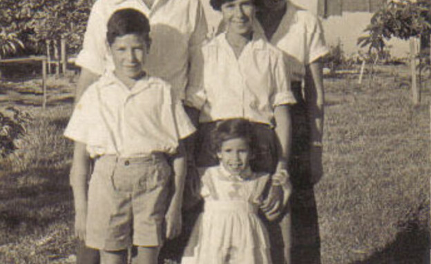 יואל בת 7 עם כל המשפחה ליד החדר הישן, 1958 (צילום: באדיבות המשפחה)