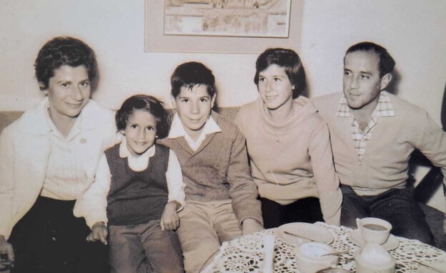בחדר של ההורים בגבעת ברנר 1960 יהודית 15, יואל 12, עדנה 5, (צילום: באדיבות המשפחה)