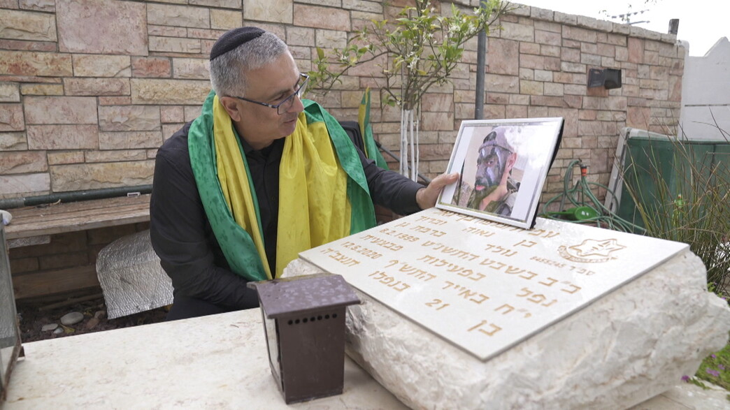 ברוך בן יגאל על הקבר שלו בנו עמית ז"ל (צילום: n12)