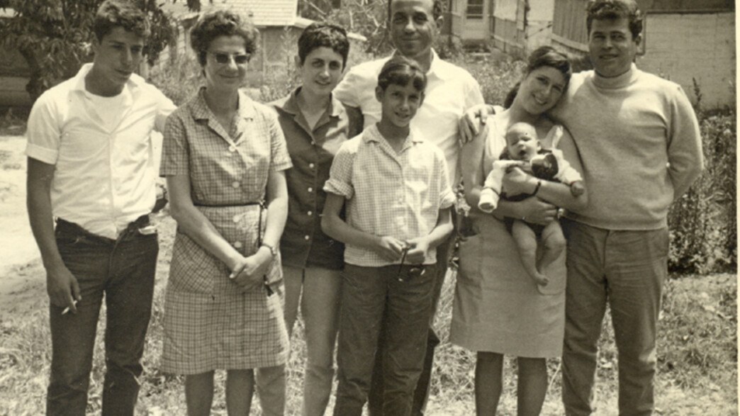 תמונה משפחתית אחרונה ליד חדר ההורים, יואל בן 19 וטל תינוקת 1967 (צילום: באדיבות המשפחה)