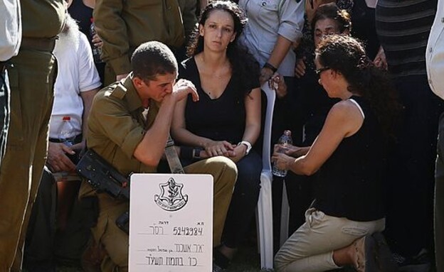 האלמנה בלווייתו של הלוחם במיל' ז''ל (צילום: Gali Tibbon/AFP/GettyImages)