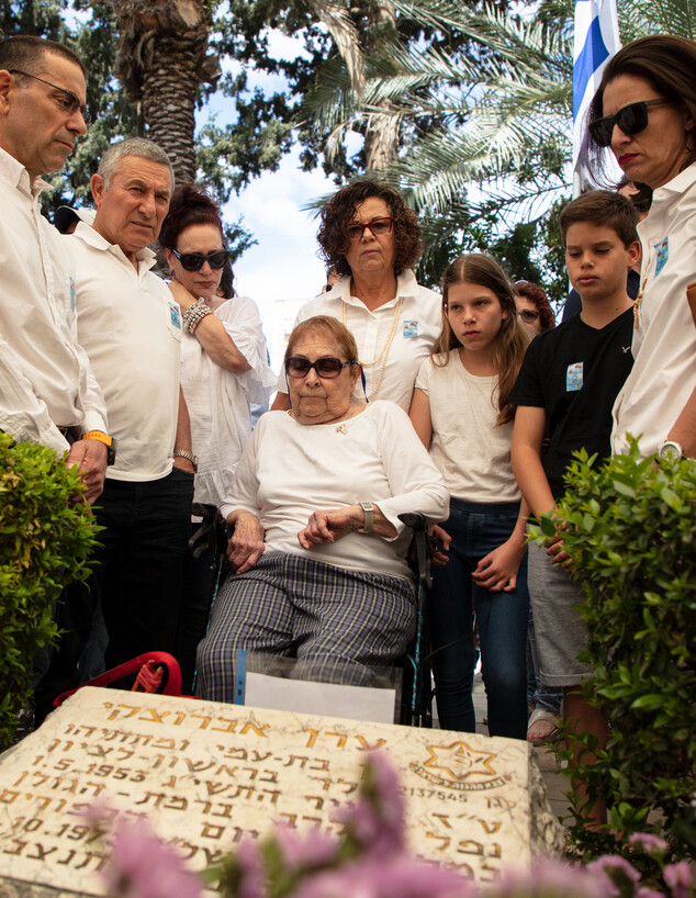 משפחת אברוצקי עולה לקברו של ערן ז"ל (צילום: באדיבות המשפחה)