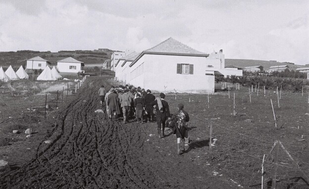 קבוצת בני נוער מ"עליית הנוער" מגיעה לקיבוץ עין חרוד ב-1934 (צילום: זולטן קלוגר, לע"מ)
