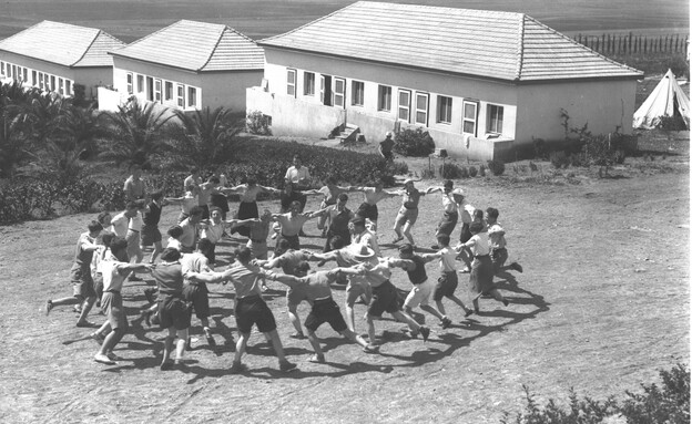 צעירים מ"עליית הנוער" בגרמניה רוקדים הורה בעין חרוד, 1936 (צילום: זולטן קלוגר, לע"מ)