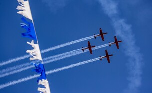 מטוסים לוקחים חלק במטס יום העצמאות (צילום: יונתן סינדל, פלאש 90)