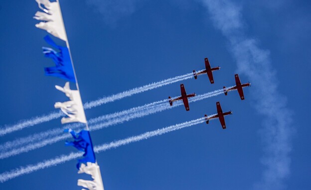 מטוסים לוקחים חלק במטס יום העצמאות (צילום: יונתן סינדל, פלאש 90)