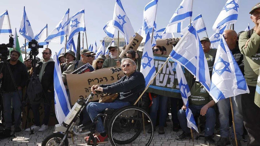 יואל שרון שנפצע קשה בקרב על העיר סואץ בהפגנה