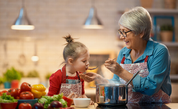 סבתא מבשלת עם נכדה - היינץ (צילום: shutterstock_Yuganov_Konstantin)
