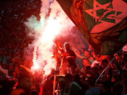 האבוקות באשדוד. אצטדיון שמהווה סכנת נפשות (אלן שיבר) (צילום: ספורט 5)
