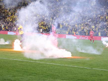 המשחק התעכב בשל האבוקות (צילום: דני מרון)