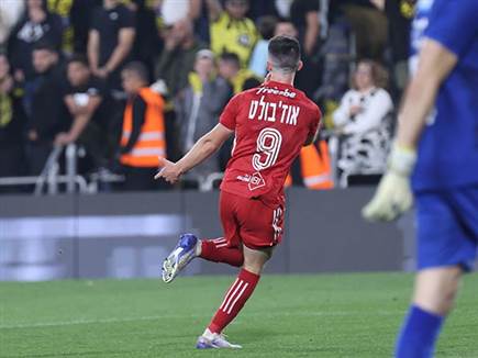 אוז'בולט החזיר את היתרון לצד האדום (צילום: דני מרון)