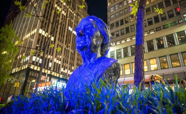 פסל גולדה בניו יורק הואר הלילה לרגל יום העצמאות (צילום: שחר עזרן)