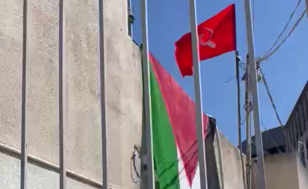 שוטרים מחרימים דגלי פלסטין בסניף חד"ש בנצרת