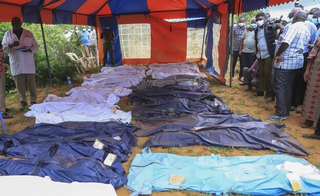 חלק מהגופות שנמצאו בקבר ההמוני שנחשף בקניה (צילום: AP)