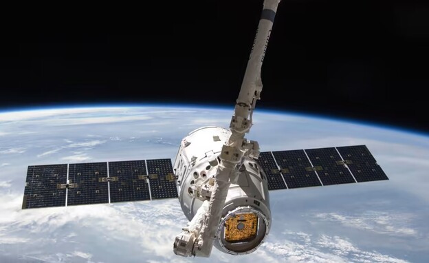הלוויין של חברת SpaceX (צילום: FT)